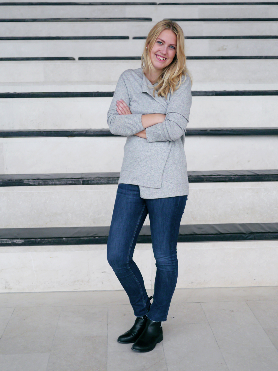 bedremode-efteraars-uniform-med-silke-og-cardigan-2